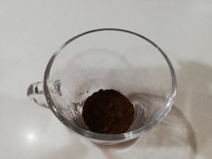 耐熱のコップに純ココアを入れる。