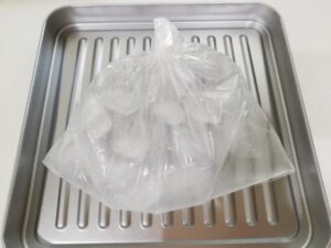 ビニール袋に氷10個くらいと少量の水道水を入れる