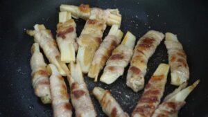 ⑦ 肉に火が通ったら塩をふって完成!