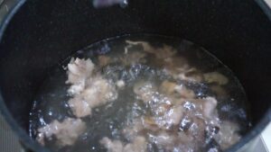 肉に火が通ったら、水と鶏ガラスープの素を入れ沸騰させる
