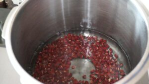 鍋に小豆の約３倍の水（約300ml, 分量外）を入れ、ひと煮立ちさせる