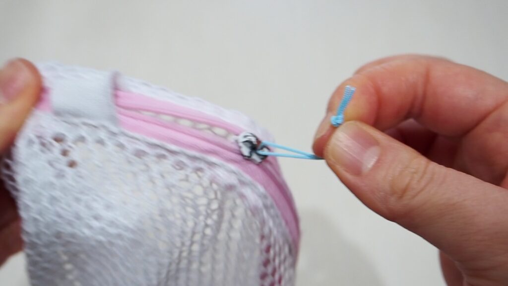 洗濯ネットのチャックが壊れたときの１番おすすめの直し方　ひも
やり方は簡単。
チャックのスライダーの穴に通して、輪っかを作って固く結ぶだけ。