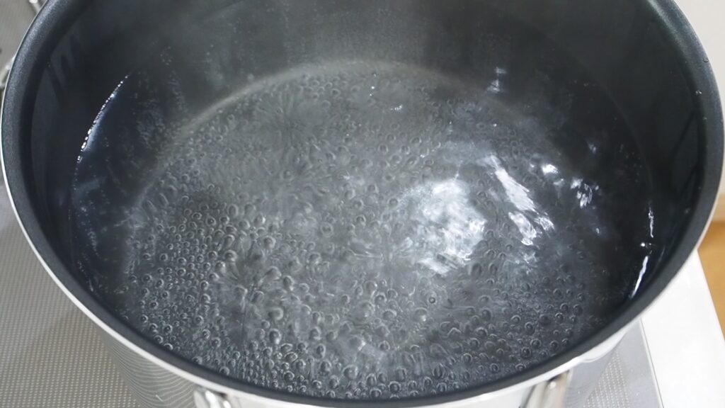 大きな鍋にたっぷりの水を入れて沸騰させます。

フライパンで茹でると、吹きこぼれたり、モサモサしたそうめんになってしまうので、おすすめできません。

沸騰を待つ間に他の準備をします
