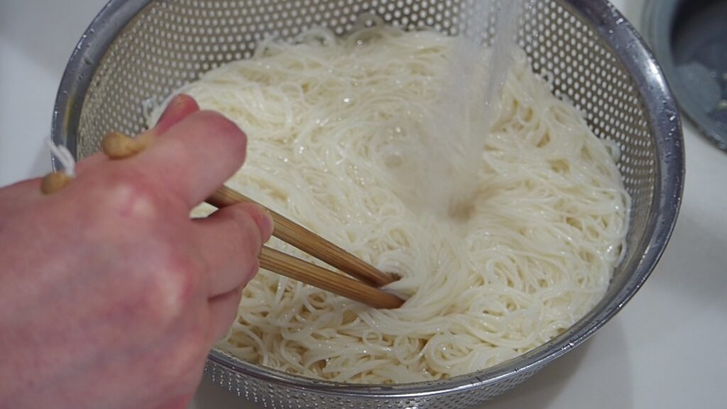 冷水で冷やしながら、菜箸を使ってぬめりをしっかり洗います。  菜箸を使えば、手が冷たくないし衛生的です