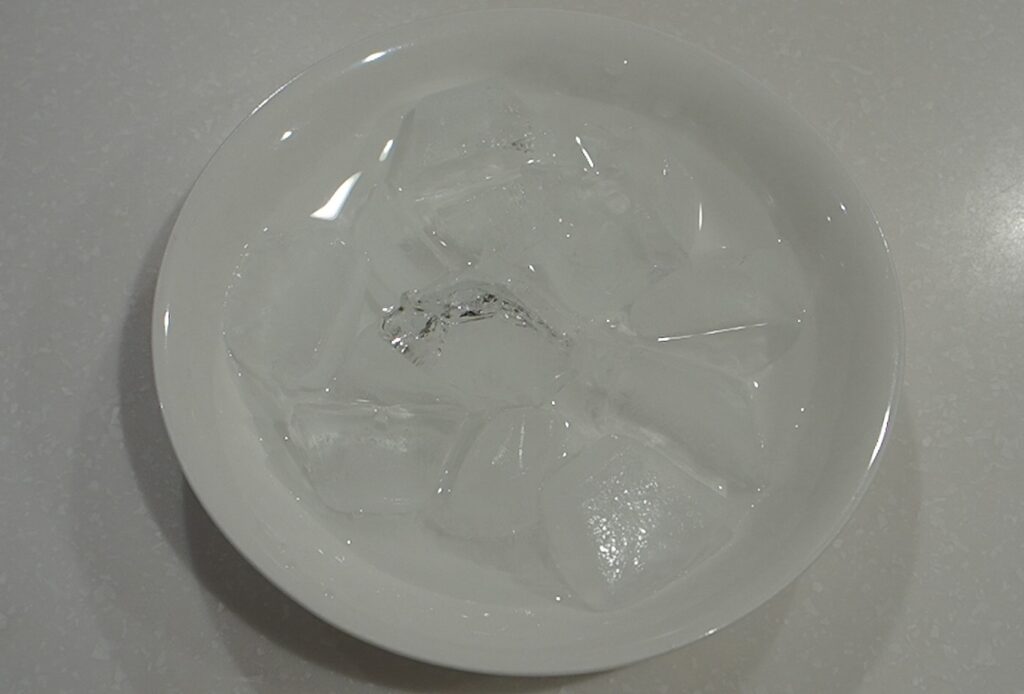 氷だけだと皿に張り付いてしまうため水も入れます。 そうめんを茹でた後にしめるために使います。
