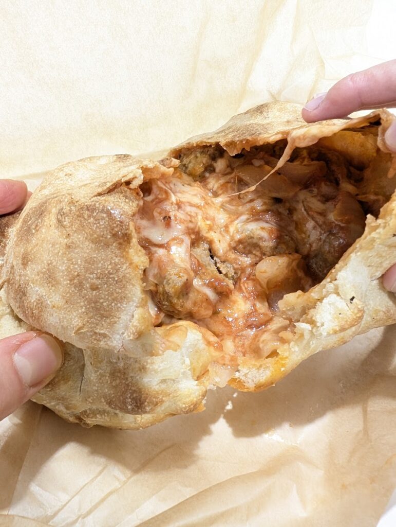  コストコのイタリアンソーセージカルツォーネ　中身