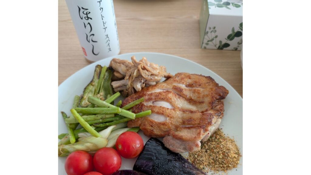 ほりにしスパイスを食べた感想
ほりにしスパイスは、アウトドアスパイスと言うことで、お肉に合いそうですね。
今回は鶏肉にかけてみました