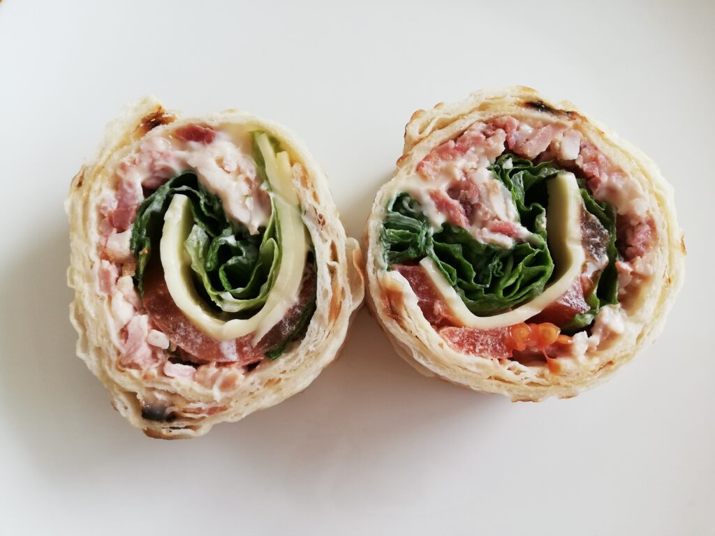 ハイローラーB.L.T.といえば、小麦粉の生地に具材がたっぷり巻かれていますよね。ちょっと炭水化物も多いし、グルテンが気になる…という人も多いのでは？