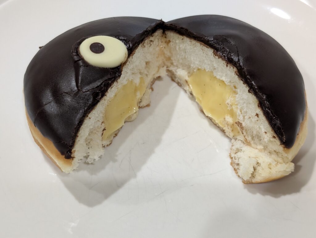 コストコ　ハロウィン版クリスピークリームドーナツ　チョコカスタードモンスターのドーナツにはなんとカスタードクリームが入っていました！
