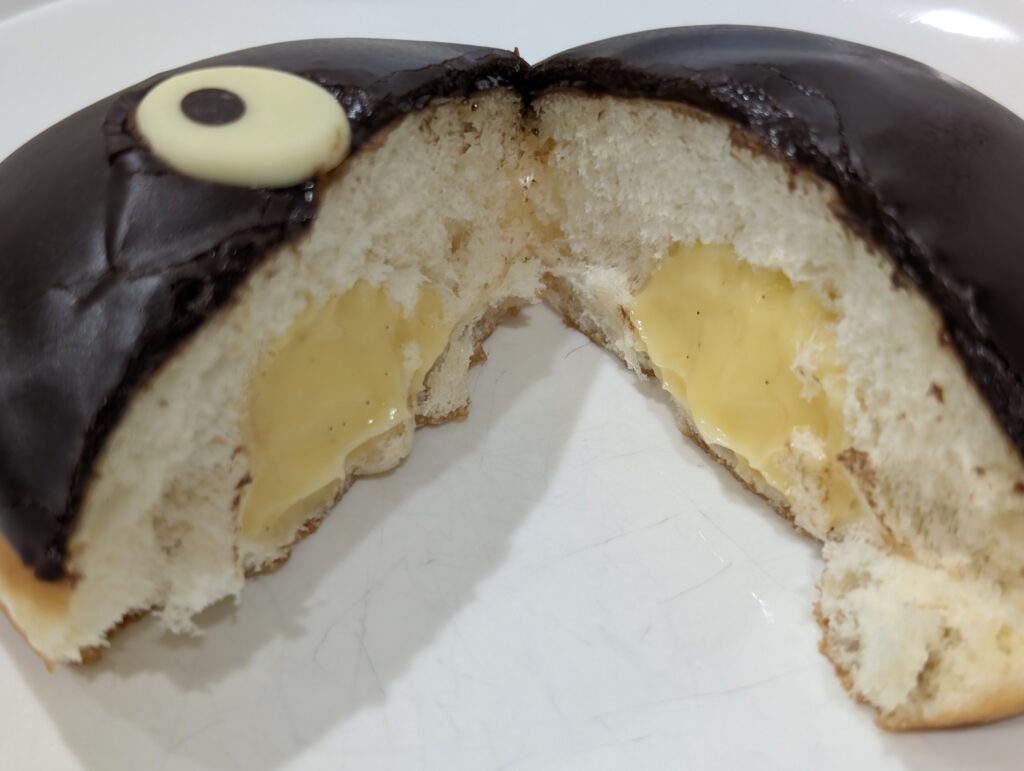 コストコ　ハロウィン版クリスピークリームドーナツ　チョコカスタードモンスターのドーナツにはなんとカスタードクリームが入っていました！