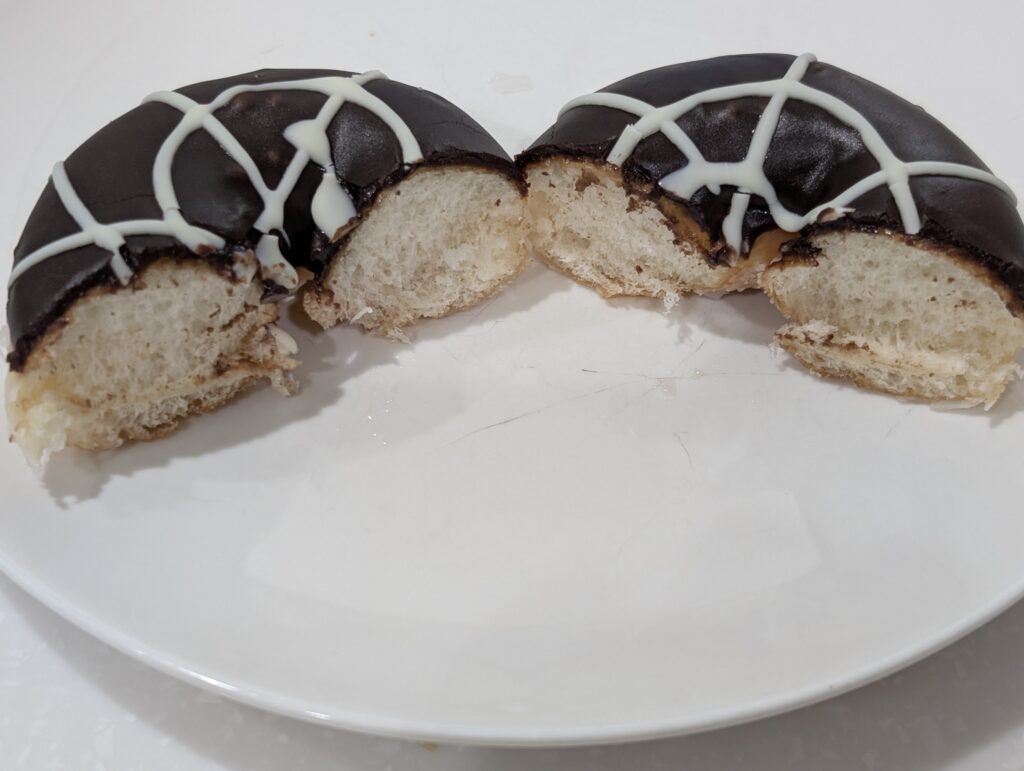 コストコ　ハロウィン版クリスピークリームドーナツ　チョコスパイダーの断面